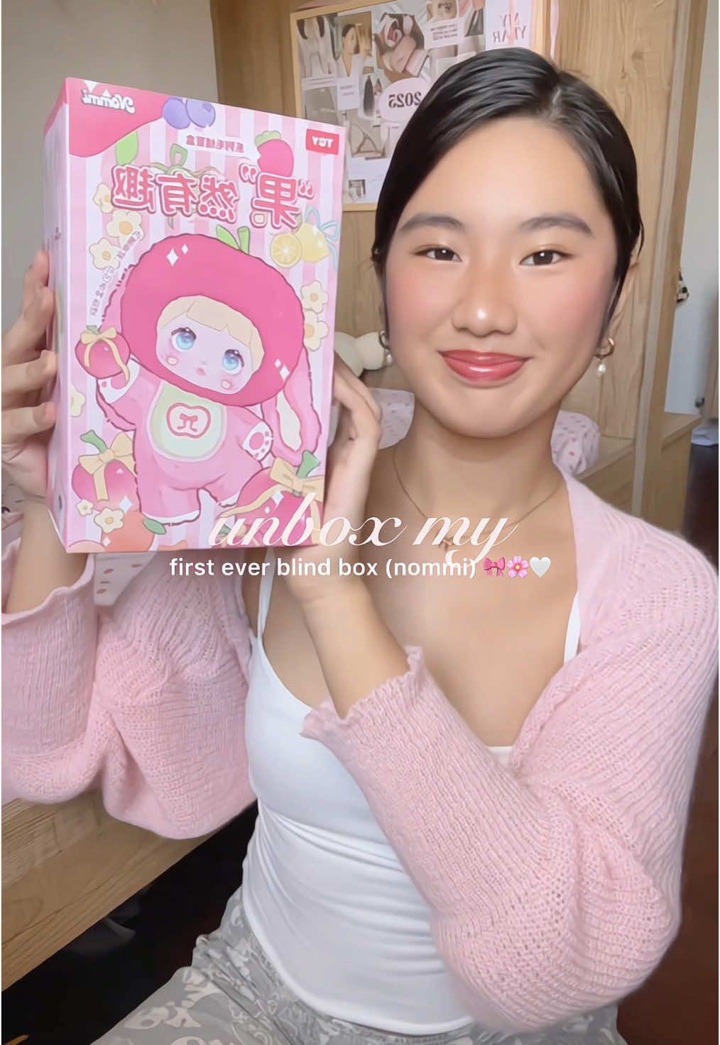 excuse my reaction but I'M SO HAPPY THAT I GOT THE APPLE ONE! 🎀🍎🌸 (lowkey matches my fit!) 🥹 🏷️: #nommi #blindbox #pink #nommiblindbox #pinkaesthetic #unboxing #cleangirl #fyp #pinkgirl #blindboxes #nommiv3 #pinkpinkpink #foryou