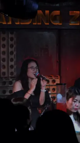 KHÓC Ở TRONG CLUB l Bãi Đáp Band Live Cover l Nhật Ngân cô gái hát Chuyện Tình Tôi #khocotrongclub #baidappub #acoustic #nhachaymoingay #xuhuongtiktok #trending #viral #fyp #nhatngan #depiemusic 