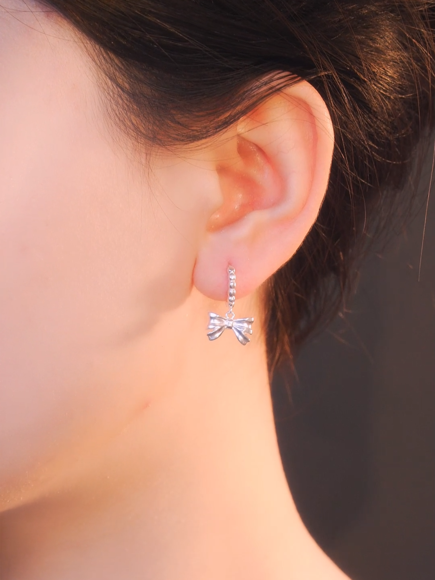 Cột tóc gọn gàng, đeo khuyên tai tròn nơ TLEE nhẹ nhàng, thêm một nụ cười – đủ làm rung động cả ngày của người ta rồi đó các nàng ơiiii🧸#tleejewelry #khuyentaibactlee #lactaybactlee #lacchanbactlee #nhanbactlee #nhandoibactlee #daychuyenbactlee #trangsucbac