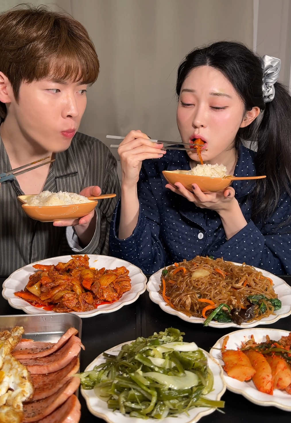 기다리고 기다리던 집밥먹방!🍚🍚🍚 제육볶음 잡채 스팸 계란 미역줄기 엄마 외할머니 김치까지!👩🏻‍🍳 #먹방 #koreandrama #먹방asmr #집밥 #eatingshow #mukbang #fyp #진씨네 
