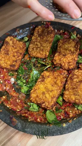 Resep yang kali ini aku share tanpa minyak sama sekali tapi enak poll🫶🏻🫶🏻 Kencur dan kemanginya wangi, pedess, dan karena ga pake minyak sama sekali jadi sangat diet friendly!! Tempe nya aku ga pake bumbu racik biar lebih medok dan mantapp💯✨ Bahan-bahan ; - 3 bh b.putih - 1 ruas kunyit - 2 sdt ketumbar  - 1 sdt garam - sedikit air Sambal kencur;  - 8 bh b.merah - 5 bh b.putih - 8 bh c.merah keriting - 8 bh c.rawit - 3cm kencur  - 1 bh terasi bakar  - 1 sdt garam - 1 sdt gula  - 1 ikat daun kemangi #resepsimpel #masakanrumahan #sambel
