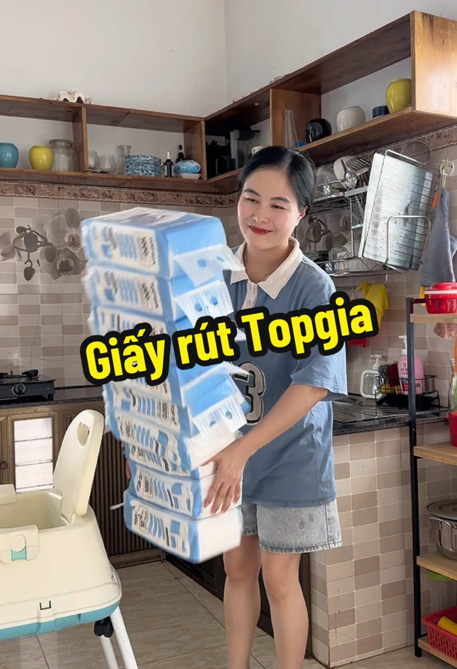 Top gia ra mắt khăn giấy phiên bản mới màu xanh cute quá, 1 thùng 10 bịch mà có 125 xu lại còn được miễn ship. #khangiaytopgia #khangiayrut 