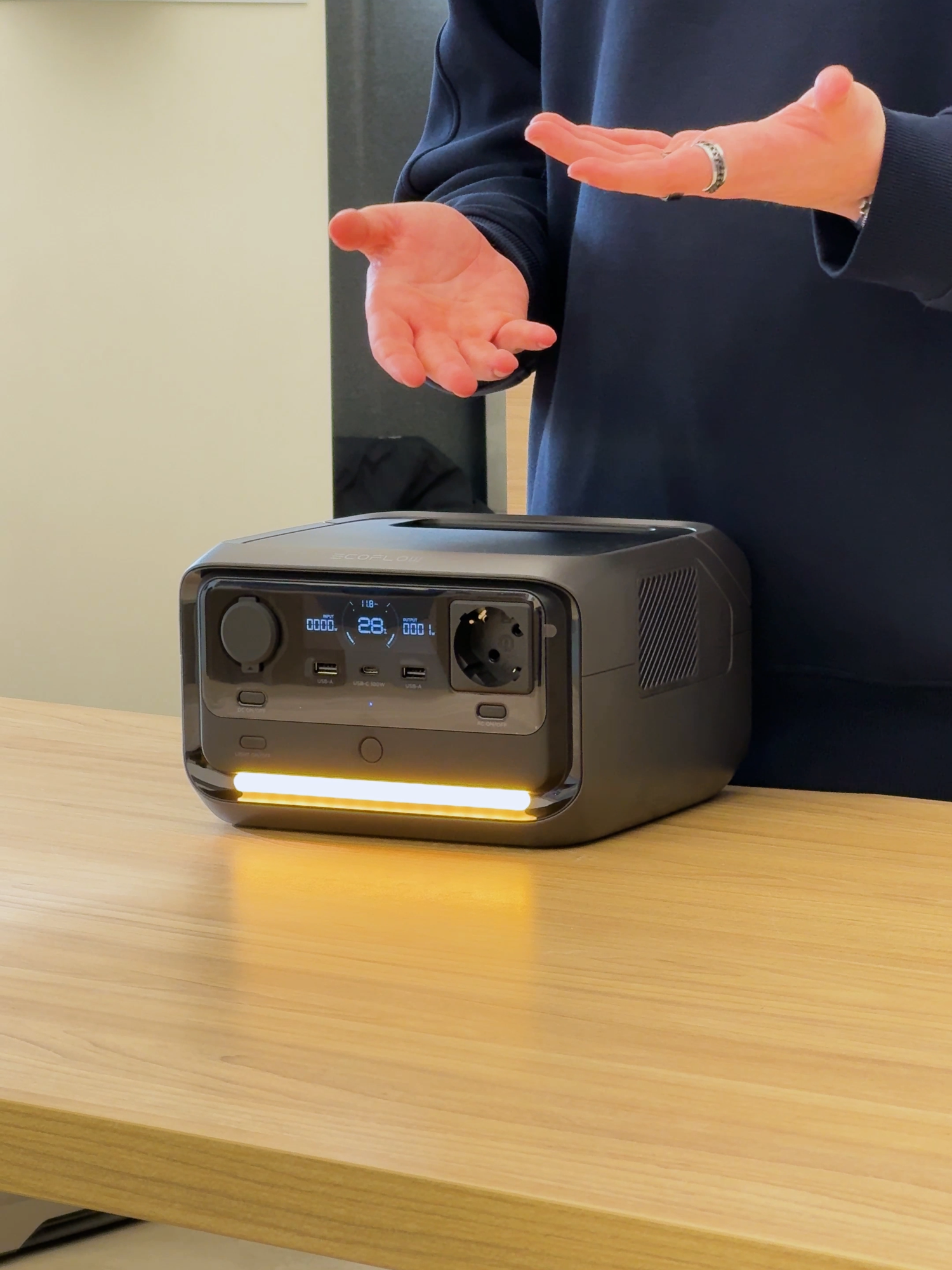 Приготуйтеся –  саме зараз ви побачите абсолютну новинку від EcoFlow – портативну зарядну станцію RIVER 3 Plus 🔋із вдосконаленою функцією безперебійного живлення, що дозволяє автоматично зберігати дані та коректно завершувати роботу програм у разі низького заряду станції😎  Це компактне рішення з номінальною потужністю 600 Вт (в режимі X-Boost –  1200 Вт) здатне заживити базові побутові прилади: інверторний холодильник, телевізор, міністайлер тощо🔌  Новинка масштабується завдяки додатковим батареям ємністю 286 Вт⋅год та 572 Вт⋅год, що під’єднуються за допомогою бездротової технології Pogo Pin🔗  📺Дізнайтеся більше про RIVER 3 Plus у нашому свіженькому відеоогляді. Особисто протестити усі новинки та рішення можна в Авторизованому магазині EcoFlow за адресою: м. Київ, вул. Велика Васильківська, 129.