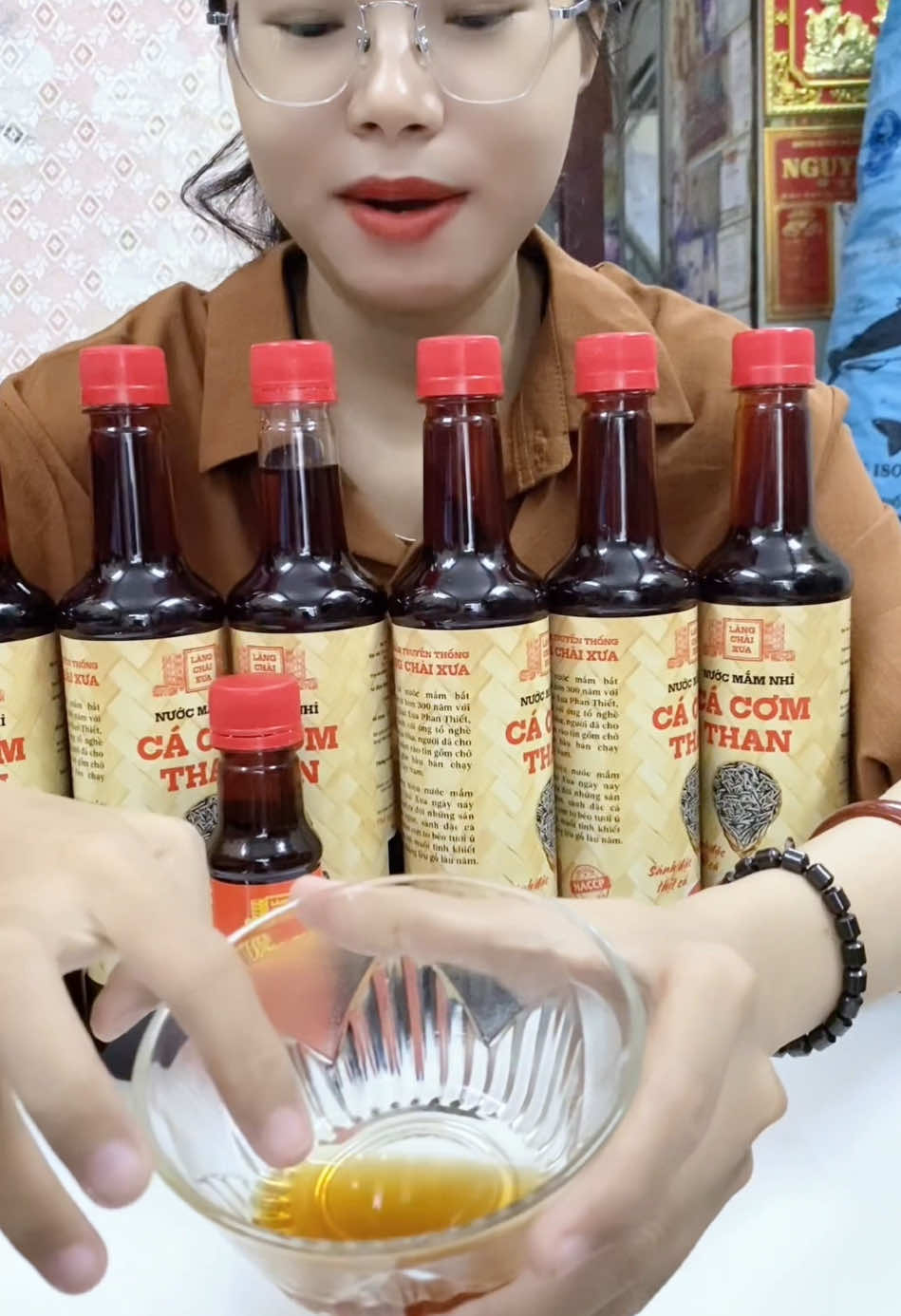 Combo 6 chai nước mắm cá cơm Làng Chài Xưa được tiktok trợ giá quá rẻ luôn,còn được tặng thêm chai mini nữa#nhamikan #nuocmam #nuocmamlangchaixua #nuocmamcacomthan #nuocmamtruyenthong 