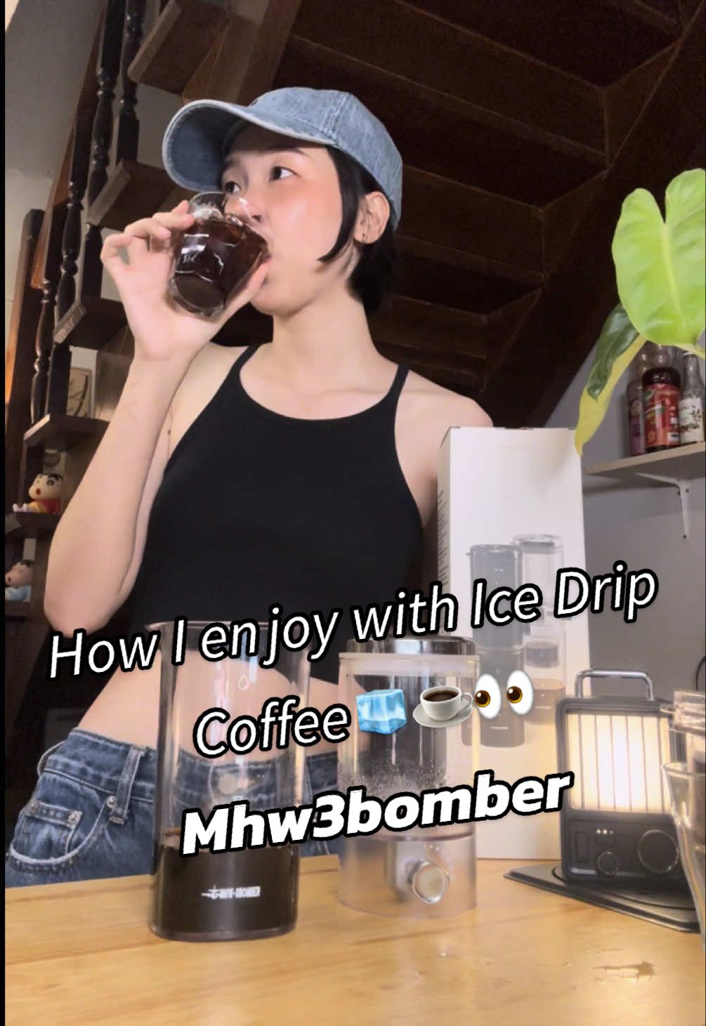 𝘏𝘰𝘸 𝘐 𝘦𝘯𝘫𝘰𝘺 𝘸𝘪𝘵𝘩 𝘐𝘤𝘦 𝘋𝘳𝘪𝘱 𝘊𝘰𝘧𝘧𝘦𝘦~ 🧊☕️👀 (55/365) มาทำ Ice Cold Drip หรือ Cold Brew ด้วย FRESH ICE DRIPPER COLD DRIP COFFEE MAKER จาก @MHW-3BOMBER กัน 🙌🏻 ได้ของเล่นมาใหม่ทุกคน นอกจากหน้าตาที่สวย วิธีการใช่งานก็ง่ายมาก กาแฟอร่อยเหมือนเดิม 🤎 . It delivers a reliable and flavorful cold brew every time. • Constant Pressure Dripping : ช่วยให้การสกัดกาแฟสม่ำเสมอ • Precision Control : มีวาล์วควบคุมที่แม่นยำ • Innovative Design : ดีไซน์ที่ออกแบบเพื่อการ ทำกาแฟที่สมบูรณ์แบบ • High-Quality Materials : วัสดุปลอดภัยต่ออาหาร ทนทาน ทำความสะอาดง่าย . Ratio ปรับได้ตั้งแต่ 1:8 | 1:10 | 1:12 แล้วแต่ชอบ มุกลองเป็น 1:10 ใช้เวลาประมาน 2 ชั่วโมง ก็เสร็จแล้ววว~ ปรับใช้ได้ตั้งแต่ 200-400 ml ต่อครั้ง แค่นี้ก็มีกาแฟดีดีแช่ตู้เย็น ไว้ทานแล้วงับ 🤎 ✨ ทริคเล็กๆ การปล่อยให้กาแฟหมักในตู้เย็น เป็นเวลา 3–6 ชั่วโมงจะช่วยเพิ่มรสชาติ ให้กาแฟเพื่อนๆ อร่อยมากยิ่งขึ้น ✨ @MHW-3BOMBER.TH  @Addict.co  #freshicedrippercolddripcoffeemaker #mhw3bomber #mhw3bomberthailand  #อุปกรณ์กาแฟ #coffeetime #coffee #วันละแก้ว #addictco_ #ทำกาแฟให้เป็นเรื่องสนุก