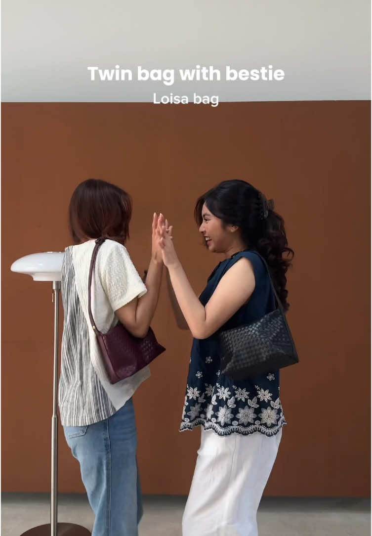 matchy matchyy with bestie! 💗 #tgifproject #shoulderbag #rekomendasitas #rekomendasishoulderbag 