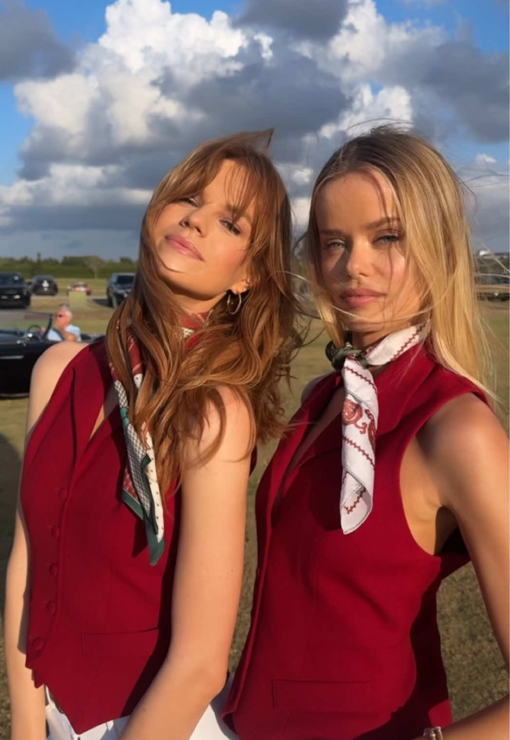Twinsies on set with @Frida Aasen 