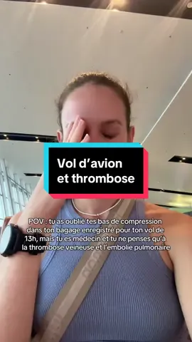 Je ne m’en remettrai pas … ahahaha  Non mais saviez-vous que les trajets d’avion de plus de 4-6h augmentent vos chances de faire une thrombose veineuse et une embolie pulmonaire?  Mes meilleurs conseils seraient de se lever fréquemment, mettre des bas de compression et bouger les pieds/ contracter les mollets souvent pendant le trajet. ✈️  . #md #med #medecin #medical #dr #doc #docteur #medstudent #doctorsoftiktok #health #advice #conseil #thrombose #bas #avion #vol #flight #travel #voyage #fyp 