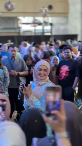BUKAN CINTA BIASA BY @Siti Nurhaliza at Affin bank open house 😍😍😍😍❤️❤️❤️❤️❤️❤️. Very demure 🤞🏻🤞🏻🤞🏻 #datositinurhaliza #cantik 