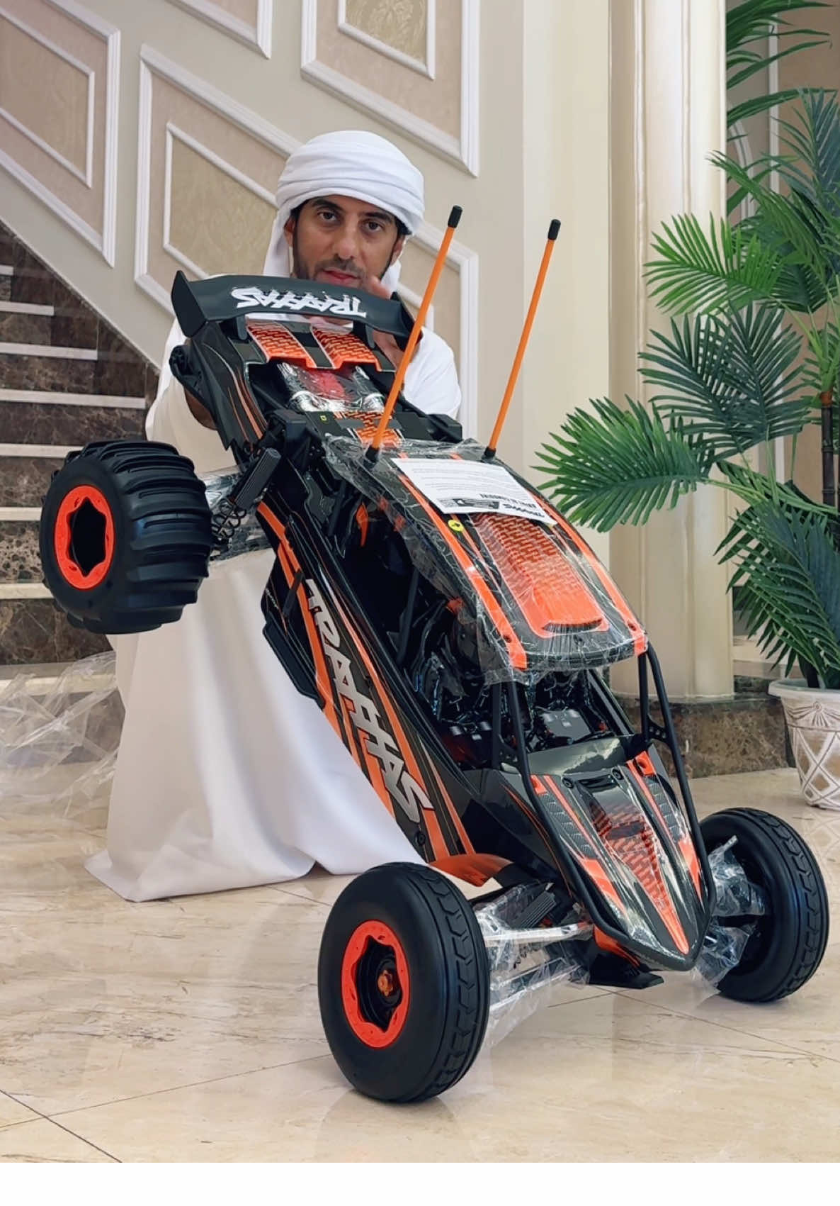 هذي السيارة مخصصة للإستخدام في البر و الصحراء و لكن تقدر تغيرها مع تغيير الإطارات و تكون جاهزة للإستخدام في الشارع ، و الحلو فيها تفاصيلها مثل السيارة الحقيقية ، إسم السيارة Traxxas Funco #traxxas #funco #traxxasfunco #rccar 