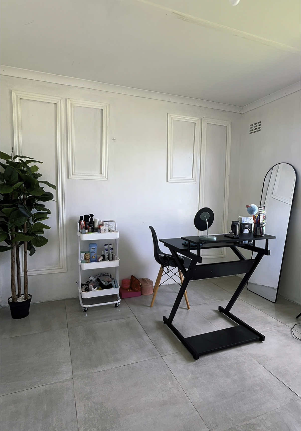 #CapCut Let’s clean my beauty room guys ! ❤️🥹 I love it so much 🥹 #beautycreator #satiktok🇿🇦 #hairinfluencer #beauty #beautyroom #roommakeover #decorating #studio #contentcreator #creatorinsights #howtogrowontiktok #roominspoaesthetic #wallpanelling  #plant @BuildersSA @SHEIN @Mr Price Home @PEP Home @decofurn #homemaking #mbaligwebushe #Capcut #fyp 