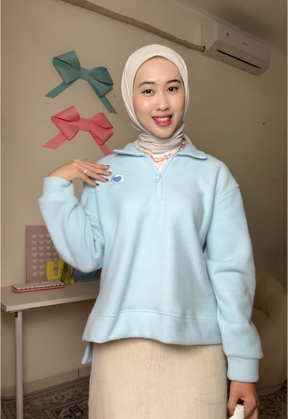 Halfzip sweater tuh bisa dipake apa aja dan kemana aja, gampang cocok sama apapun jugaa☝🏻 #marasoe #halfzip #ootdfashion #outfitinspo 
