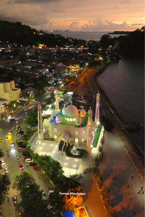 📍Masjid Al Hakim, Kota Padang Salah satu masjid yang wajib kalian kunjungi di sumatra barat, selain bangunan masjid yang megah dan mewah kita juga dapat menikmati sunset yang cantik dari masjid ini. . . #masjidalhakimpadang #dji #fyp #reels #pesonaindonesia #sumbar #taplaupadang