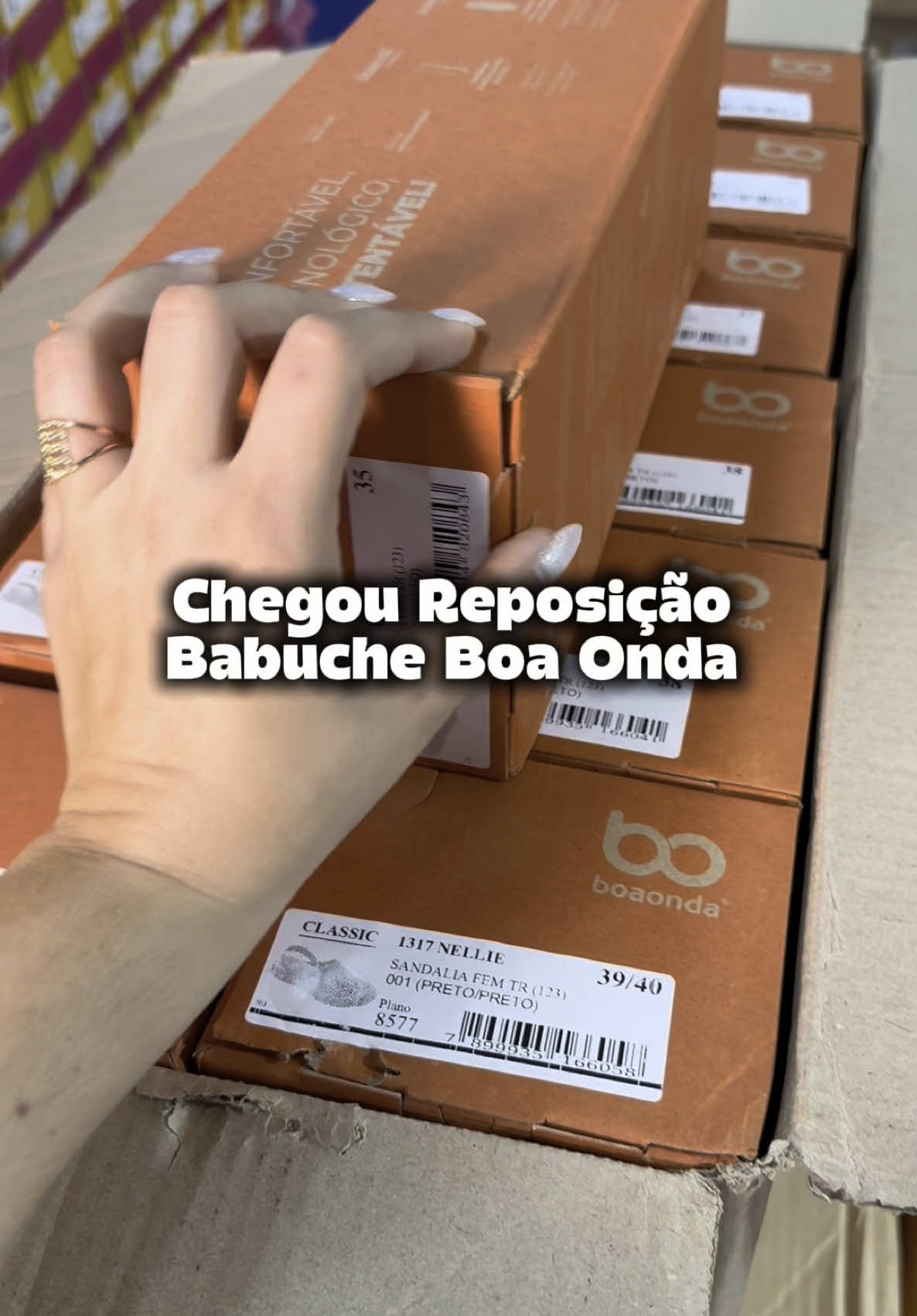 Chegou a reposição da queridinha: a Babuche Boa Onda Nellie está de volta! 👡✨ Os tamanhos vão do 34 ao 39, ideal para diferentes estilos e necessidades. 👣🎯 E o melhor: por apenas R$ 99,99! 💸 Visite nossa loja e garanta a sua antes que acabe! 🛍️⏳ Conforto, estilo e versatilidade em um só modelo! ☁️💖 Disponível em 3 cores incríveis 🎨 e com 2 formas de uso 🔄 Corre que tá demais! #babuches #boaonda #chegounaloja #lookconfortável #modafeminina #novidade