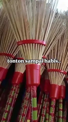 langsung dari pengrajin sapu taman sapu lidi gagang harga gk ketulungan murahnya..  #wibgajian #cuantanpabatas #belilokal #sapu #saputaman #sapulidi #sapumurah 
