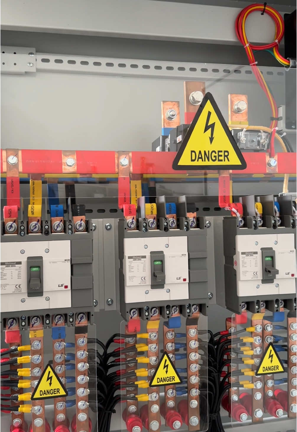 Tủ điện cấp nguồn Căn Hộ - Đèn cảnh báo mất pha khi lưới điện ngắt #tudien #canhbao #Home #ls #tudonghoa #diencongnghiep #fyb #viral #xuhuong 