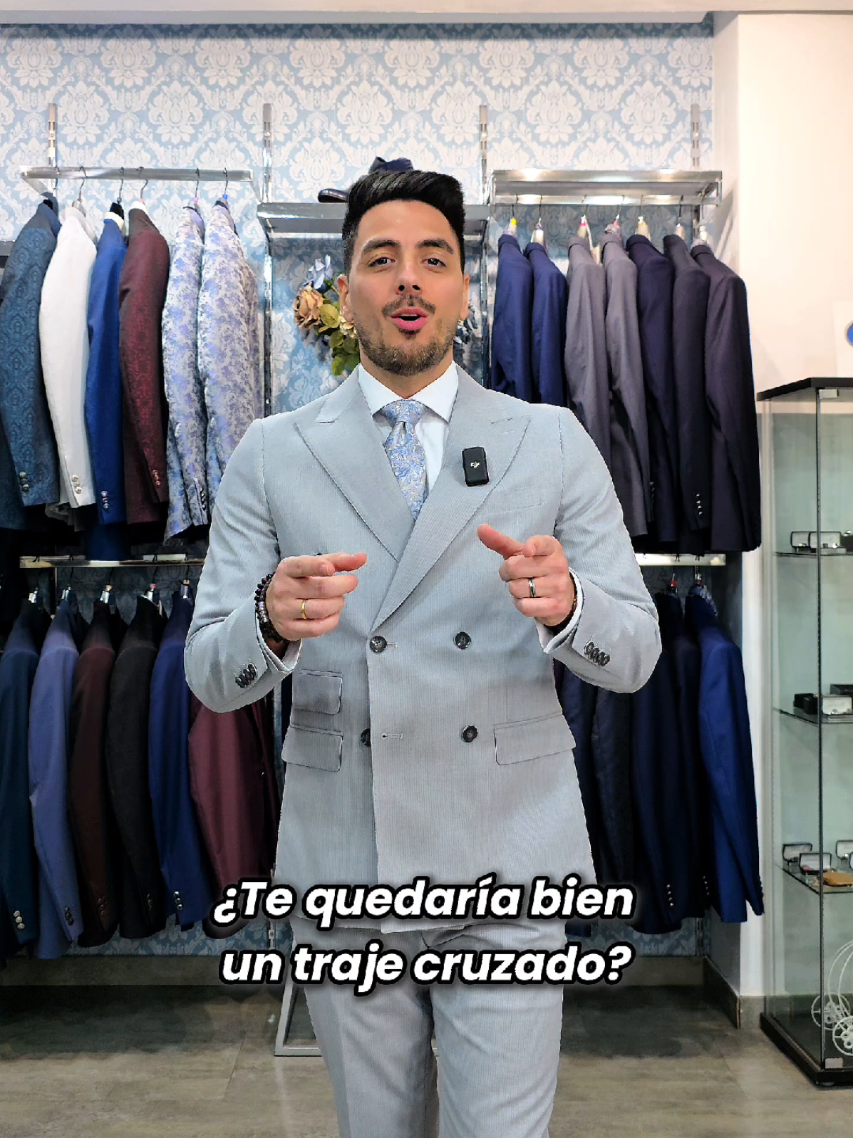 💙 ¿Estás pensando en comprarte un traje cruzado?  Hoy te cuento a que tipos de cuerpo le quedan mejor y en qué eventos deberías llevarlos. . . . . . #donfelix #trajecruzado #suit #modadehombre 