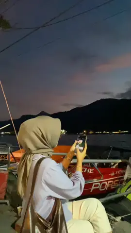 Dua hal yang indah😍😘 📍 Telaga Sarangan Magetan  📸 Sc.vt// @darkblue1408   jangan lupa follow 👇👇  @saranganofficial  @saranganofficial _____ #sarangan #telagasarangan #saranganofficial #magetan #magetanhits #saranganhits #magetan #magetanhits 