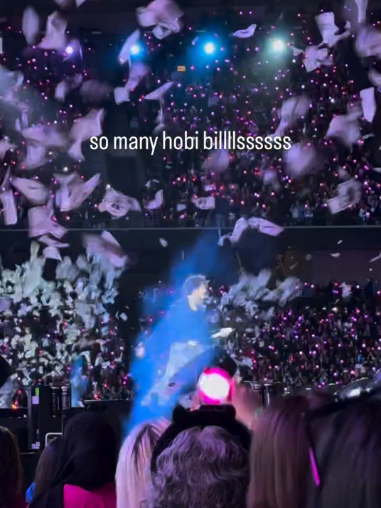 dari uang beneran jadi uang mainan 🫠 📍Los Angeles, Day 2 #jhope #bts #army #hopeonthestage #fyp 