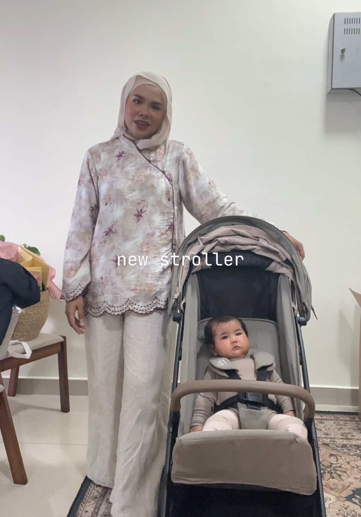 kalini punya stroller i looove sebab its @JoieBabyMalaysia newly released color!! Dorang ni macam tau tau je i suka color ni 🤭🥰🤍 baru la parenting in style gituhhhh hahahahahah #tiktokmalaysia #newparents #stroller #joiestroller #motherhood 