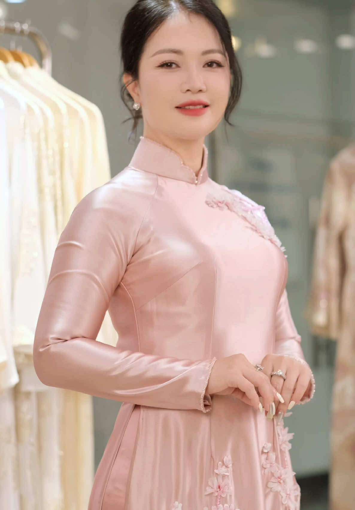 Thanh lịch, tinh tế và đầy khí chất – mỗi thiết kế áo dài dành cho mẹ U40 là sự giao thoa giữa nét truyền thống và vẻ đẹp trưởng thành, tự tin. Không cần quá cầu kỳ, chỉ cần vừa vặn, chỉn chu là đã đủ để mẹ tỏa sáng trong mọi dịp quan trọng.   #LuciLiLyBridal #AoDaiLuci #AoDai #AoDaiTruyenThong #AoDaiMe #AoDaiBaSui #AoDaiAnHoi