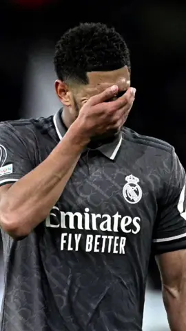 😞 Empiezo a estar cansado de la misma película de todos los años, Empiezo a estar cansado de hablar de eso del ADN, aunque suene poco creíble,  Empiezo a estar cansado de confiar en los milagros,  Empiezo a estar cansado, de creer en lo imposible. En aquel entonces hablábamos de transición, de que se hacía lo que se podía, con lo que se tenía. Y no me mal interpreten, pues fue bonito mientras duró.  Pero ya tenemos todo lo que necesitábamos, un equipo joven, pero también experimentado, un entrenador que a priori sabe manejar estrellas, al jugador de nuestros sueños, e incluso, un nuevo estadio. Y pese a todo esto, nos hundimos en la profundidad del oceáno de nuestras promesas, nos perdemos en el bosque de las apuestas que se hicieron antes de tiempo, nos estamos cayendo, en el vacío, de los sueños que se lleva el viento. Y Gonzalo, no es que no crea en la remontada, es que no quiero, tener que volver a hacerlo. #CapCut #foryou #parati #fypシ゚viral #fypage #fypage #fypシ #fyp #fy #hazmeviral_ #hazmefamoso #hazmeviraltiktok #hazmeviral #viral #futbolentiktok #deportesentiktok #realmadrid #bellingham #vinicius #rodrygo #mbappe #haaland #halaand #vini #brasil #fubtol #fcbarcelona #mancity #bernanrdosilva #musiala #debruyne #rodri #foden 