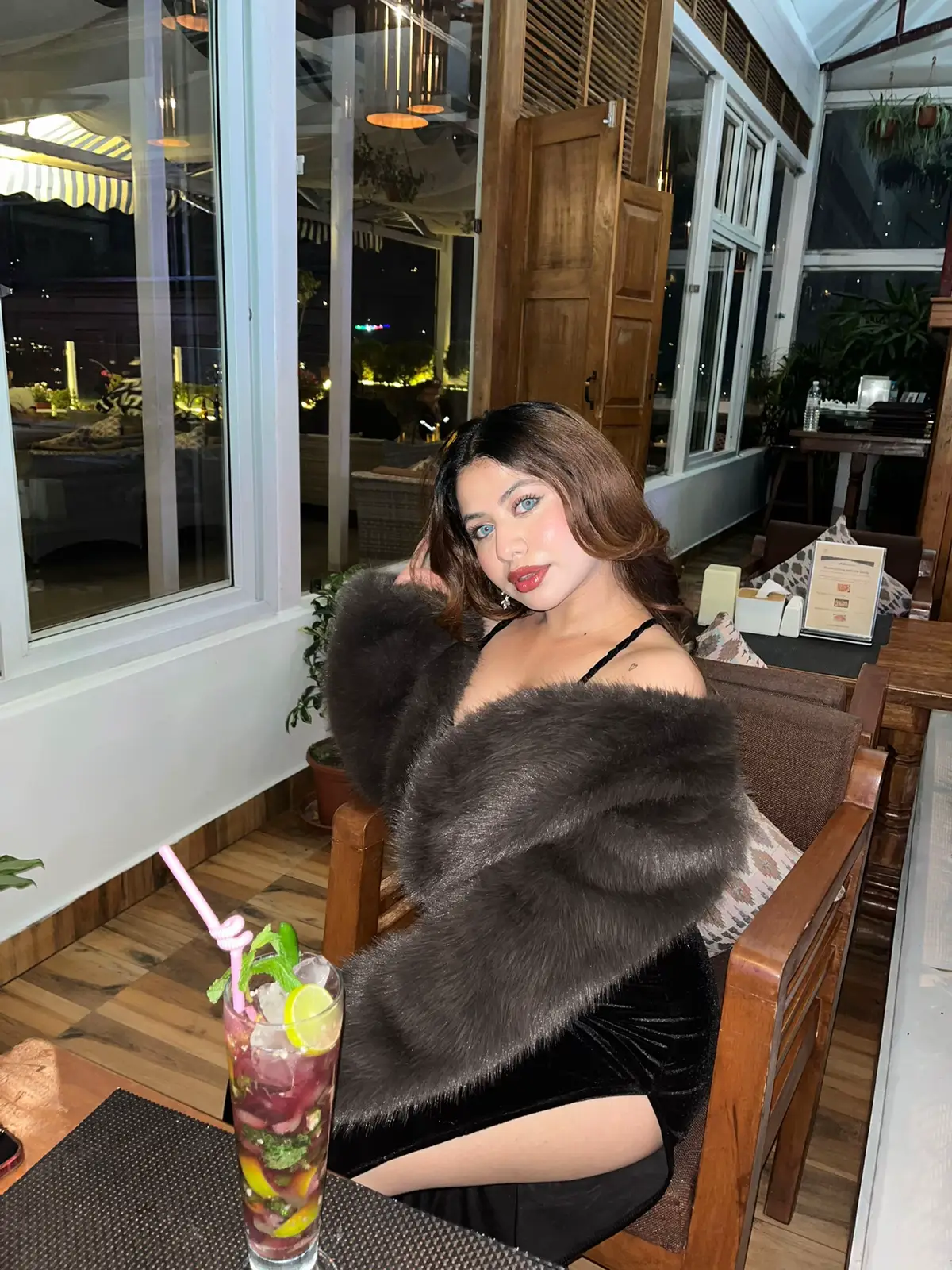 #fyp #foryou #fashiontiktok #elegant #furcoat #ootn✨🖤 #creatorsearchinsights #nepaltiktok 