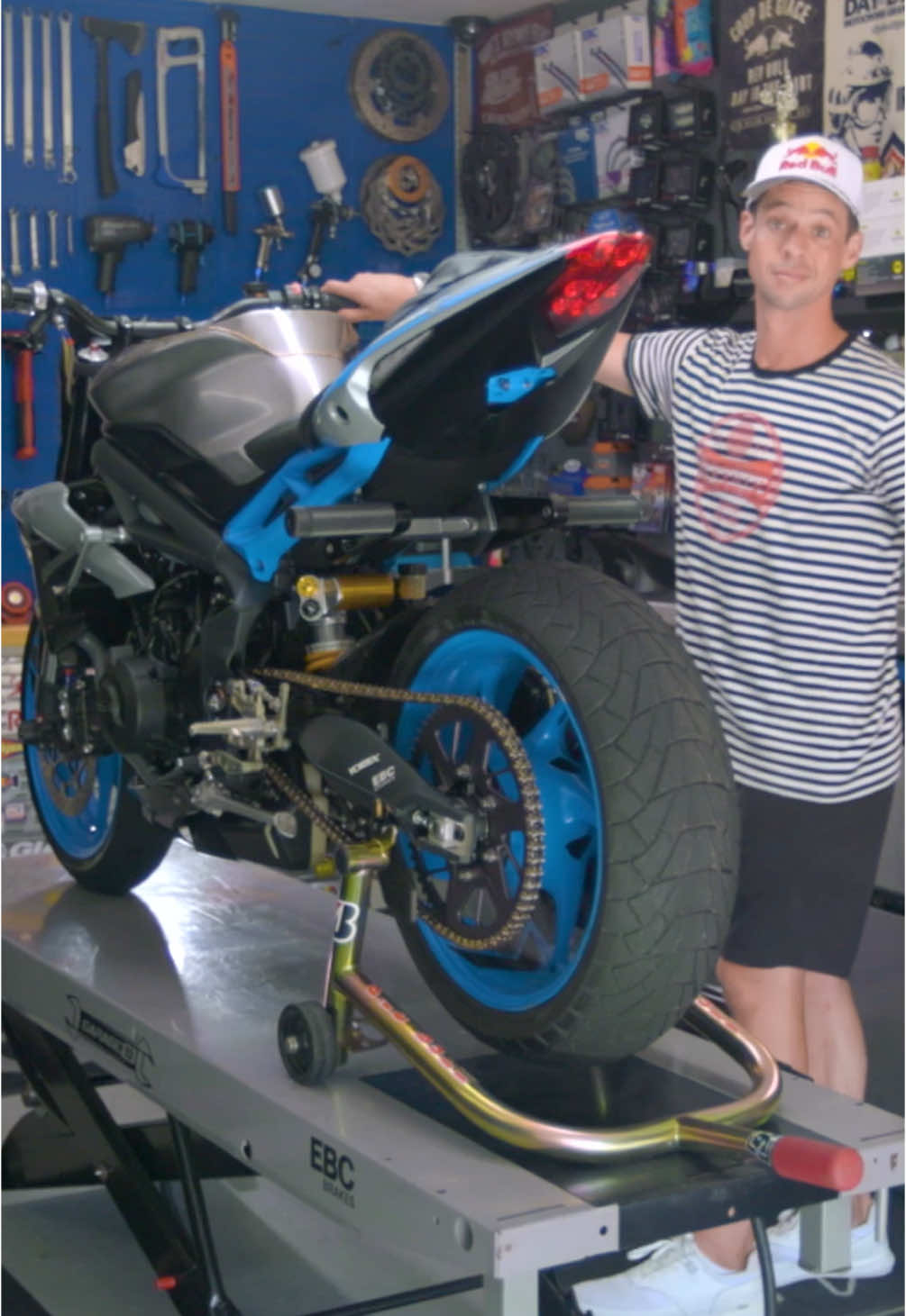 Oil Change ASMR - this is a task I do on this bike every other event. The most important component is not the oil you choose but how often you change it. I run 5100, it is a synthetic blend and I prefer the clutch engagement feel vs the high additive synthetics. There are many opinions on oil brands and types but the most important factor is the change interval. VC: Jack Parker #garage93 #bikebuilds #asmr #oilchange #lubetech #asmrwash #asmrcommunity #motorcyclewash #autodetailing #autodetailingworld #aaroncolton #triumphmotorcycle #streettriple #motowash #motorcycledetailing