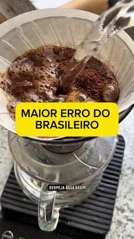 Despejar tudo de uma vez ou aos poucos, faz diferença? 🤔 A extração perfeita acontece em etapas: cada despejo libera sabores diferentes do café. Primeiro vem a acidez, depois a doçura e, por fim, os sabores mais intensos. Fazer isso aos poucos permite um controle maior, garantindo equilíbrio no resultado final. Guarda essa dica: se você despejar tudo de uma vez, pode acabar com uma bebida amarga e desequilibrada! Curtiu essa explicação? Comenta aqui como você costuma fazer em casa! 👇🏼 #CaféEspecial #DicasDoBarista #ExtraçãoPerfeita #FazendaJotacê #cafe #caféespecial #cafeina #coffeelover #youtube #canal #dicas #provanodocafe #receitas #dicasuteis #coffelover #fazendajotace #jc