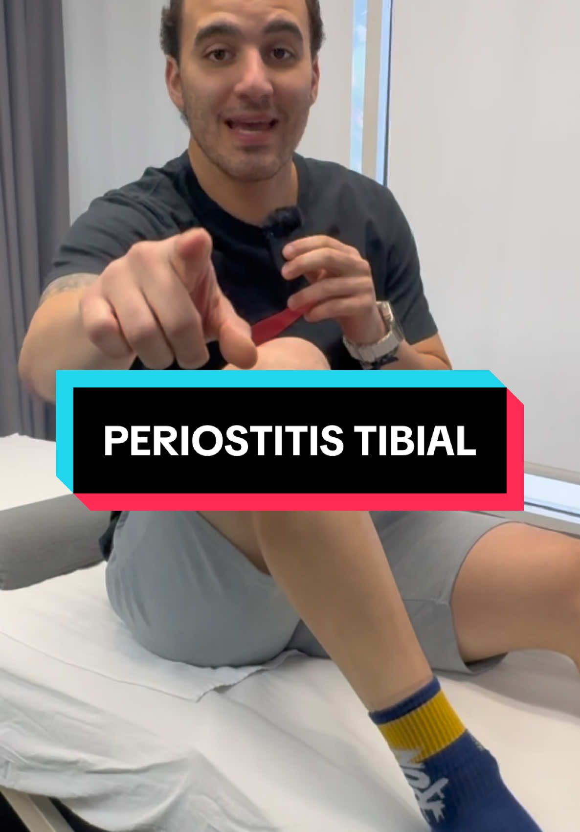 Sufrir de periostitis tibial es bastante común si estás empezando a correr, ya que la sobrecarga de toda la musculatura de la pierna puede generar dolor en la tibia... Esta aplicación de vendaje neuromuscular puede ayudarte a disminuir esos dolores e incluso evitar una lesión bastante grave ... #fisioterapia #kinesiologia #Running #periostitis #runner #correr #tibia #kinesiotape #vendajeneuromuscular #corredores #maraton 