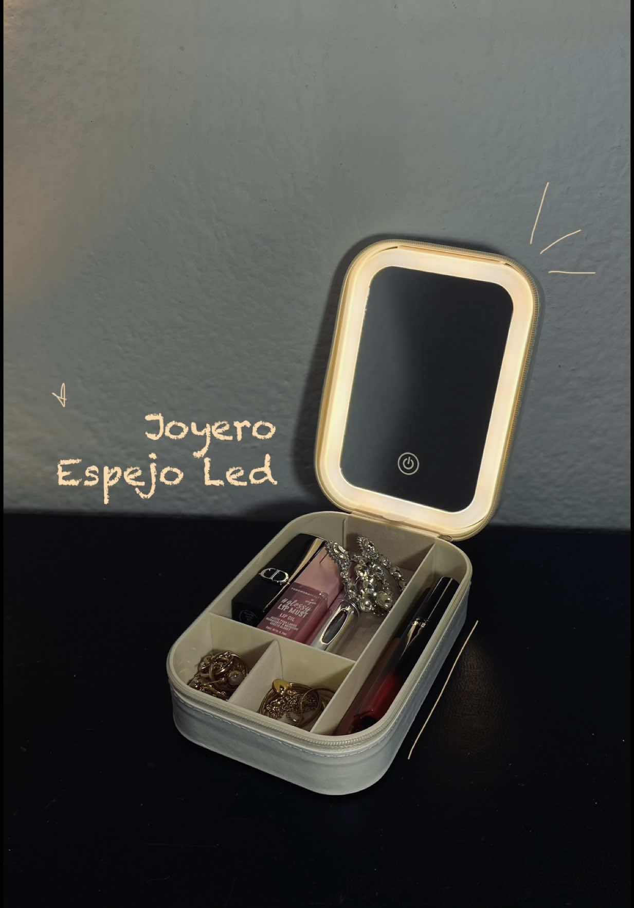 Este año lo viejo se cambia 🫶🏻 por algo mucho mejor… Por eso te muestro este Joyero Espejo Led que me llevé para mostrarte todo lo que entra 🥹✨ Y obvio se volvió parte de mis infaltables  Hacemos ventas por mayor y menor 🩷 Precio lanzamiento  $17.700 por mayor 🔥 $23.000 x menor 🙌🏻 #joyero #espejoled #joyeroespejoled #fyp #viral #mayorista #bazar #girlessentials #organizadordejoyas #maquillaje #belleza  #viajes #trip✈️ 