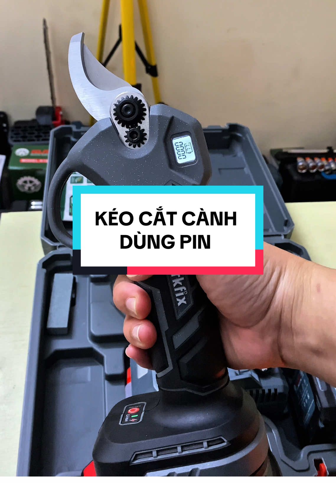Kéo cắt tỉa cành dùng pin phổ thông 4cm, anh e có pin có thể mua thân shop sẽ tặng kèm theo hộp nhé.  #keocatcanh #khoanpinduyenha #keocatcanhpin 