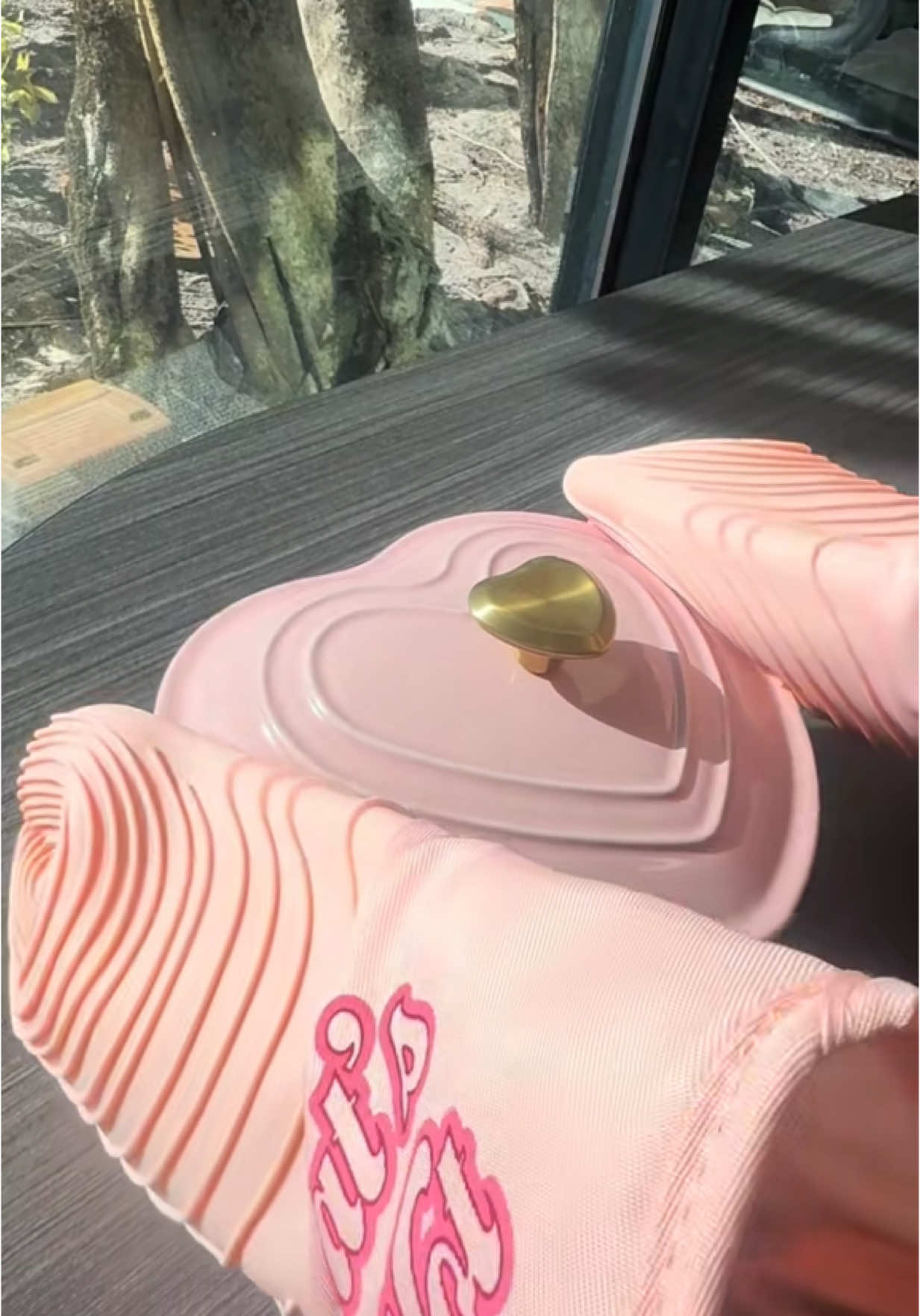 Sliving in the kitchen with my heart-shaped Dutch oven! ❤️💅 #parishilton #parishiltonkitchen #pink #parishiltonproducts #dutchoven