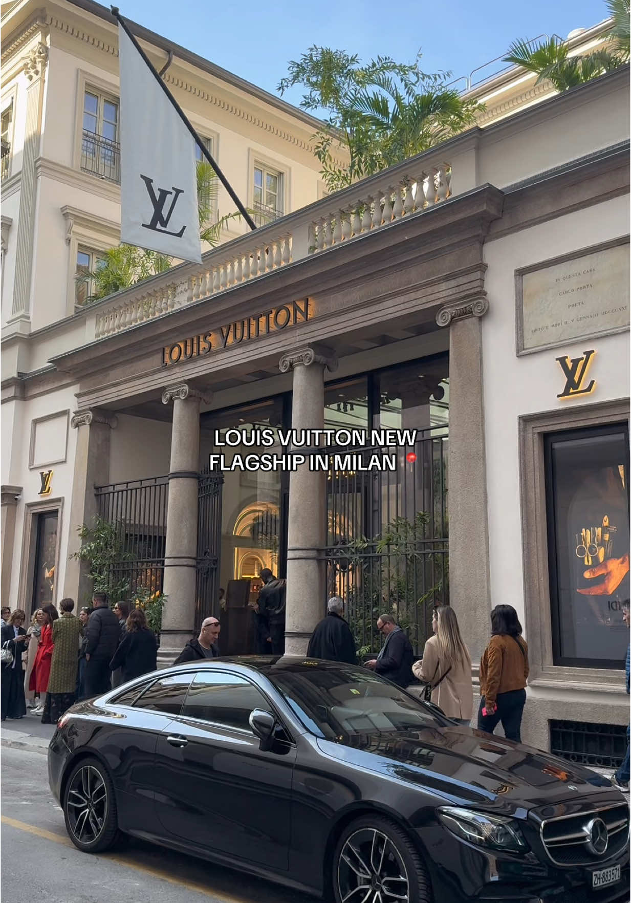 Louis Vuitton ha riaperto la sua storica boutique in Via Montenapoleone. 4600 mq di negozio che comprendono il Da vittorio Café, all’interno oggetti esclusivi e di design del brand, compresi alcuni arredi logati e una roulette da casinò di LV. #louisvuitton #restaurant #milan #fashionluxury #fashionboutique #fashion #design #Iv #designer #designerbags #luxury #shopping #TikTokFashion #designweek #mdw 