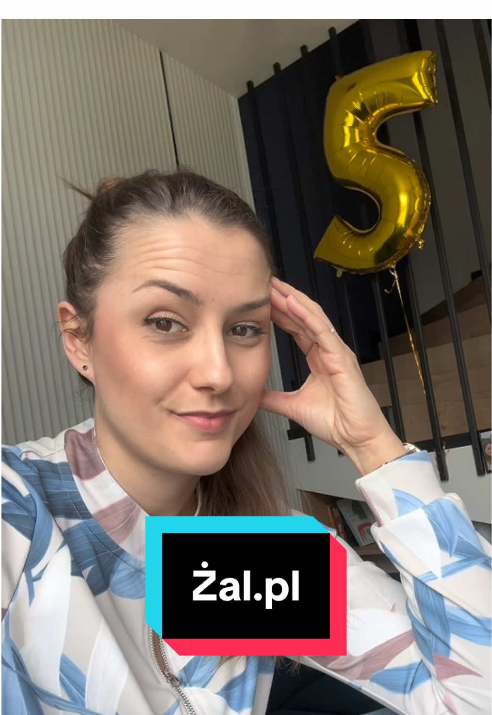 Mówię tu o klasycznym zaproszeniu z naklejonym znaczkiem i wrzuconym do skrzynki pocztowej…. -.-  Ja wiem, że jest taka usługa jak priorytet i ona owszem działa ale w moim odczuciu, priorytet to 1 - 2 dni robocze. „Zwyklaki” powinny docierać po 3 dniach (maks).  Co tam u Was nie działa?  #poczta #list #zaproszenie #pocztapolska #polska #usługa #wysyłka #polskafirma #pocztazhumorem #sla #kurier #listonosz 