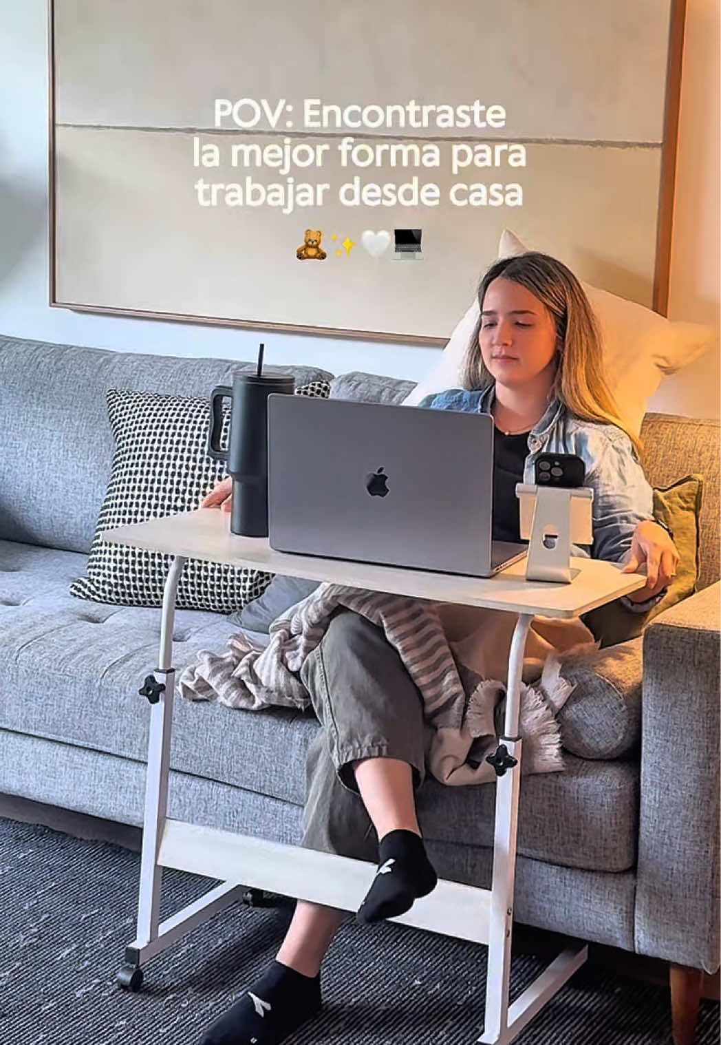 ¡Encontraste la mejor forma para trabajar desde casa 🐻🤍💻! ✨ La Mesa Sydney llegó para salvar tus días de home office. ✔️ Altura ajustable  ✔️ Ruedas giratorias con freno  ✔️ Súper resistente y fácil de limpiar  ✔️ Ideal para cama, sofá o escritorio  ✔️ Diseño seguro y estético Trabaja, estudia, desayuna o mira tu serie favorita desde el lugar más cómodo de tu casa.     🛒 ¡Consíguela en HogarMás! 💚 Link de pedidos en nuestra bio #HomeOfficeGoals #MesaSydney #TrabajaCómodo  #HomeStyle #HogarMasPeru