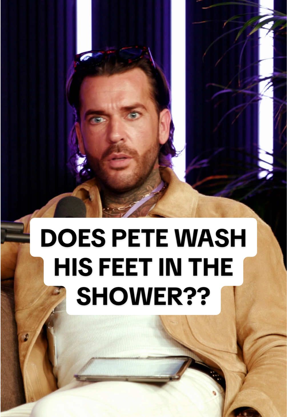 Does Pete wash his feet…? 😳 #stayingrelevant #podcast #samandpete @Samthompsonuk 