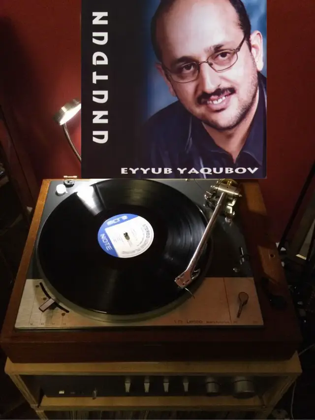 Eyyub Yaqubov “Yağış” – Ruhun Dərdlərini Yumşaq Damcılarla Yuyub Təmizləyən Mahnı Gecənin sakitliyinə qapılmış şəhərin küçələri… Pəncərənin kənarından içəri sızan soyuq hava… Və bir anda, sanki göydən qulaqlarımıza tökülən o nəğmə: “Yağış.” Eyyub Yaqubovun səsi ilə rəqs edən hər damla, ürəyin ən dərin guşələrində unudulmuş xatirələri oyadır. Eyyub Yaqubovun zəngin, isti tembri hər misranı qucaqlayır. Sözlər su damcısının yarada biləcəyi xırıltı kimi incə, amma eyni zamanda qəlbi silkələyəcək qədər güclüdür. Burada nə ağlamaq, nə də sevinmək üçün ayrılmış sərt sərhədlər var; sadəcə duyğuların sərbəst axını.