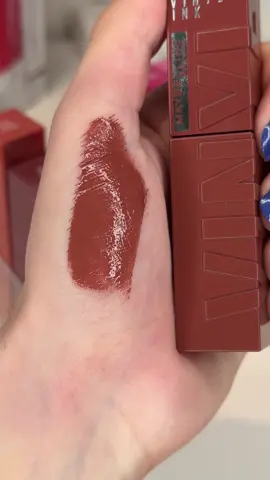 PUNCHY 💋 Wir swatchen für euch den Vinyl Ink in Punchy (120) 😍 #maybelline #maybellinenewyork #vinylink #swatch #lipstick #lippenstift