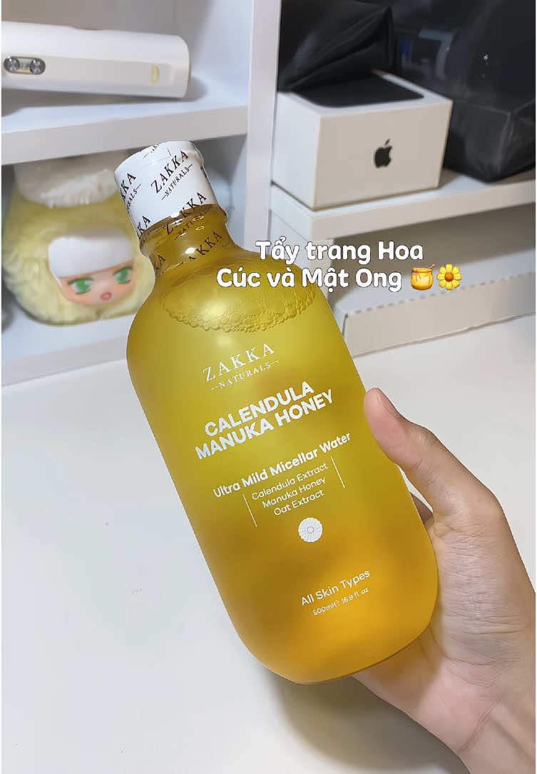 Nước tẩy trang dành cho da nhạy cảm Hoa Cúc & Mật Ong 🍯🌼✨ #zakka #zakkavietnam #gofluence #gofluencevietnam #xuhuong #skincare #goclamdep 