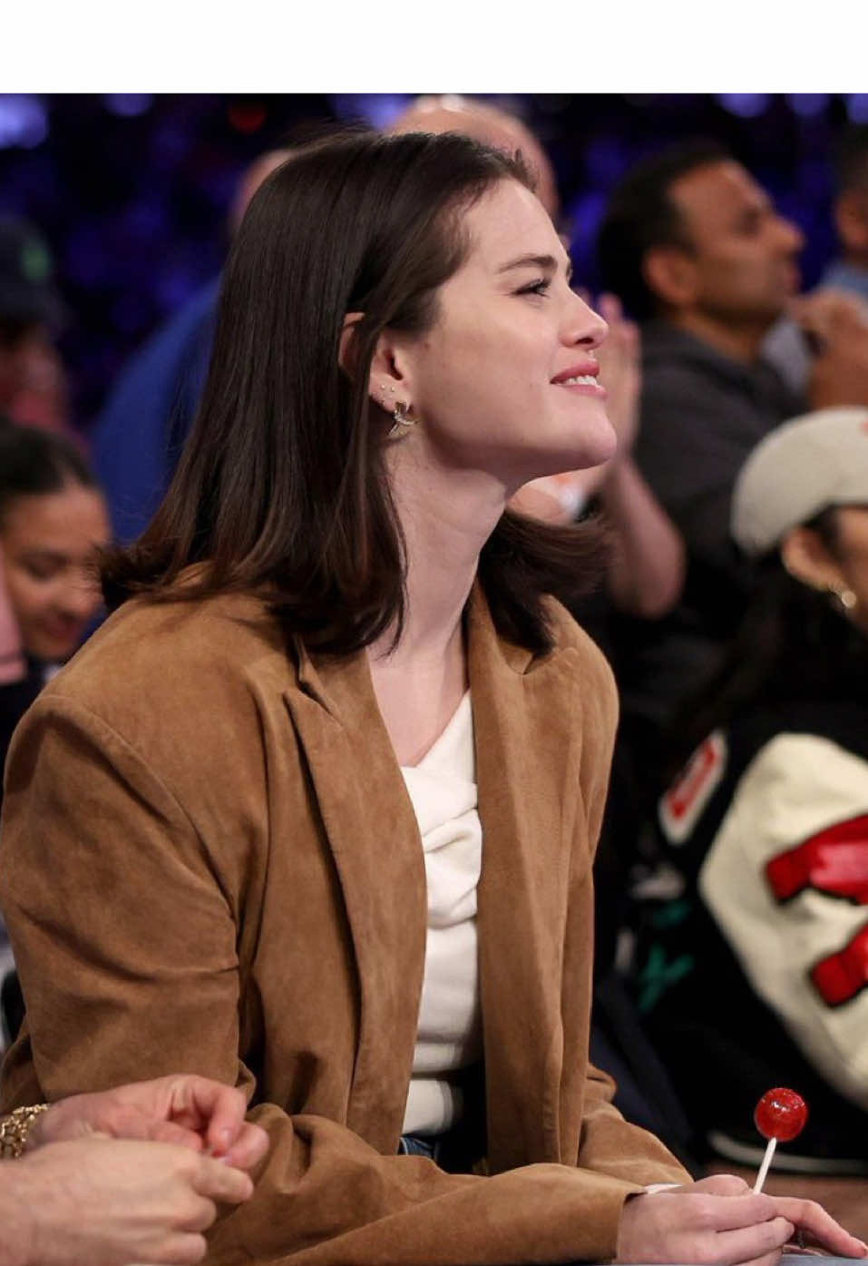 the difference. #selenagomez #bennyblanco #justinbieber #haileybieber #jelena #jailey 