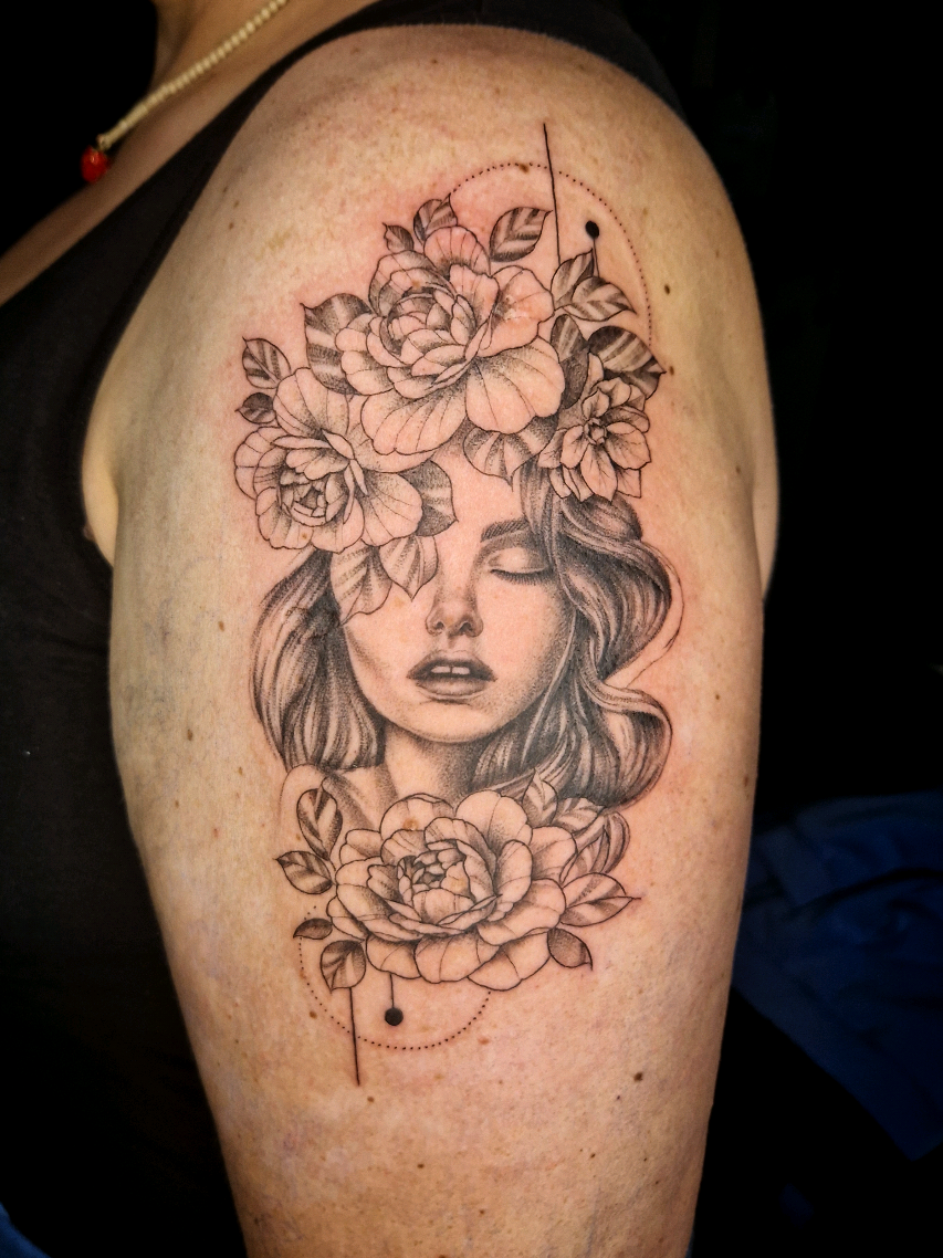 Realistyczna twarz kobiety z kwiatami – mocny, ale pełen subtelności projekt, który ozdobił ramię mojej klientki. Uwielbiam tworzyć tatuaże, które łączą piękno natury z kobiecą siłą i delikatnością ✨🖤 💬 Co sądzisz o takich połączeniach? Minimalizm czy realizm – który styl bardziej do Ciebie przemawia? #olesnica #ostrowwielkopolski #realistictattoo #femaletattoo #blackandgreytattoo #portraittattoo #floraltattoo #tattooartist #armtattoo #tattooart #tattoodesign #tattooinspiration #womenwithtattoos #inkedlife #realismtattoo #tattoolove 