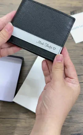 Ví Khắc Tên Siêu Ý Nghĩa 🥰🥰 #2025 #leather #saffiano #cosmos #khắcten #vidabo #bopdanam #luxenleather #bopdabo #monqua #khactenlenvi #valentine #vidacaocap #xuhuong #vida #viral #vikhacten #vidacaocap #vidanam #khacten #khactentheoyeucau #mienphigoiqua #quatangbantrai #quatangsinhnhat #bopdabo #vinamnhogon #vinammini #vidakhacten #vinamcamtay #vinamgapdoi #vinamdep #bopnamdep #bopdabocamtay