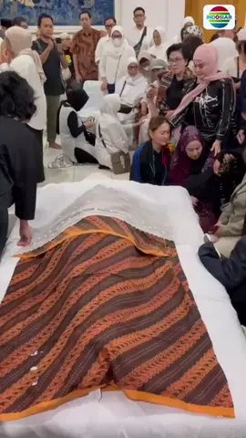 Ibu Harsiwi Achmad selaku Direktur SCM, serta deretan artis seperti Inul Daratista, Krisdayanti hingga Asri Welas turut melayat di rumah duka mendiang eyang Titiek Puspa . . #BreakingNewsIndosiar #TitiekPuspa 