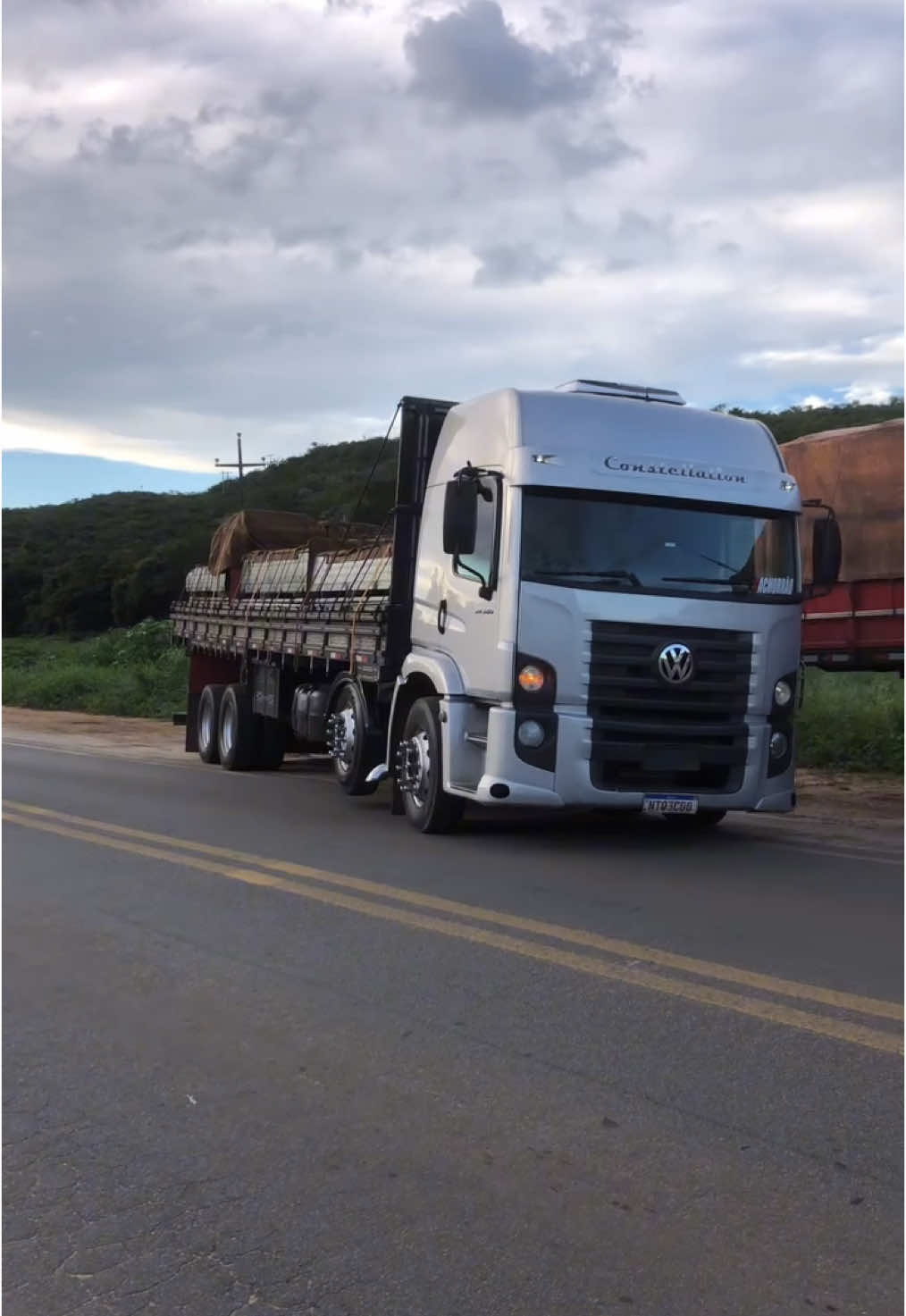 Chofer raiz 💖🎶  . . . #cristal #chofer #caminhao #amigasdotrecho #dieselnaveia🚛💨❤ #terapia #estrada #musica 