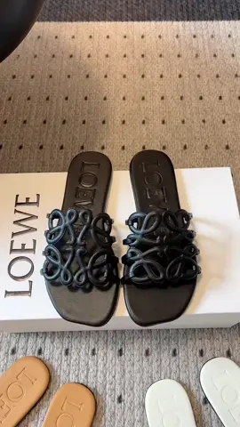 LOEWE slippers #LOEWE  #loeweshoes #loeweslippers #slippershoes #loewefw25 #luxuryshoes #luxuryshopping 