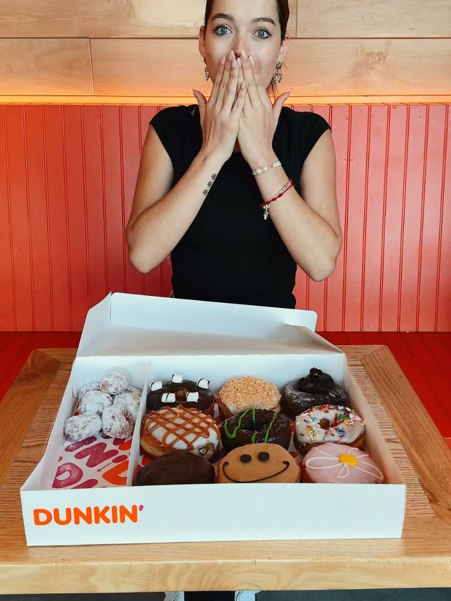 🍩 ¡Volvió Dunkin' Flavorites! 🎉  ¡El match perfecto para compartir! Disfruta 9 Donuts Classic + 20 Munchkins en una combinación irresistible.  ¿Con quién las vas a disfrutar? 🤤