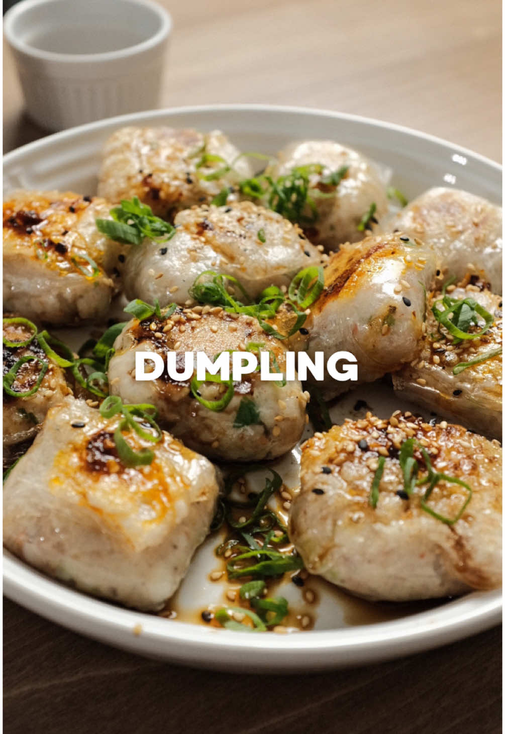 Dumpling de porco e camarão 🥟🦐 melhor receita dos últimos tempos: um dumpling de camarão com carne de porco no papel de arroz que meus amigos que DELÍCIA! ingredientes: 200gr de lombo de porco 200gr de camarão 1/2 cebola 3 talos de cebolinha 2 dentes de alho 2cm de gengibre Sal, pimenta do reino, pimenta branca e óleo de gergelim molho: partes iguais e shoyu e vinagre de arroz folha de arroz para embrulhar os dumplings servir com o molho, chili oil, gergelim e cebolinha #receitas #receitasfaceis #comidaasiatica 