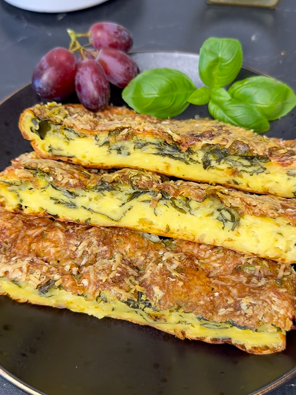 Protein Spinat Stangen Diese schnell gemachten Protein Spinat Stangen sind durch den hohen Protein Anteil ideal für die Sport oder Abnehmreise Zutaten: 3 Eier 200g Hüttenkäse oder Körniger Frischkäse  3 EL (Dinkel-) Mehl 1-2 EL light Käse oder Parmesan  Gute Handvoll Blattspinat oder Babyspinat Gewürze nach Wahl ( ich nehme nur Salz ) 1. Alle Zutaten ( bis auf den Käse und den Spinat ) miteinander verrühren  2. Spinat unterheben 3. Maße in eine mit Back-Papier ausgelegte kleine Auflaufform geben und mit Käse bestreuen 4. Bei 180 Grad ca 45 Minuten backen. Die Hälfte der Zeit habe ich die Form abgedeckt 5. Zuerst abkühlen lassen, bevor ich das ganze schneidet oder vom Back-Papier trennt. #rezepte #rezeptideen #lecker #vegetarisch #abnehmrezepte #diät #eiweiß #rezept 