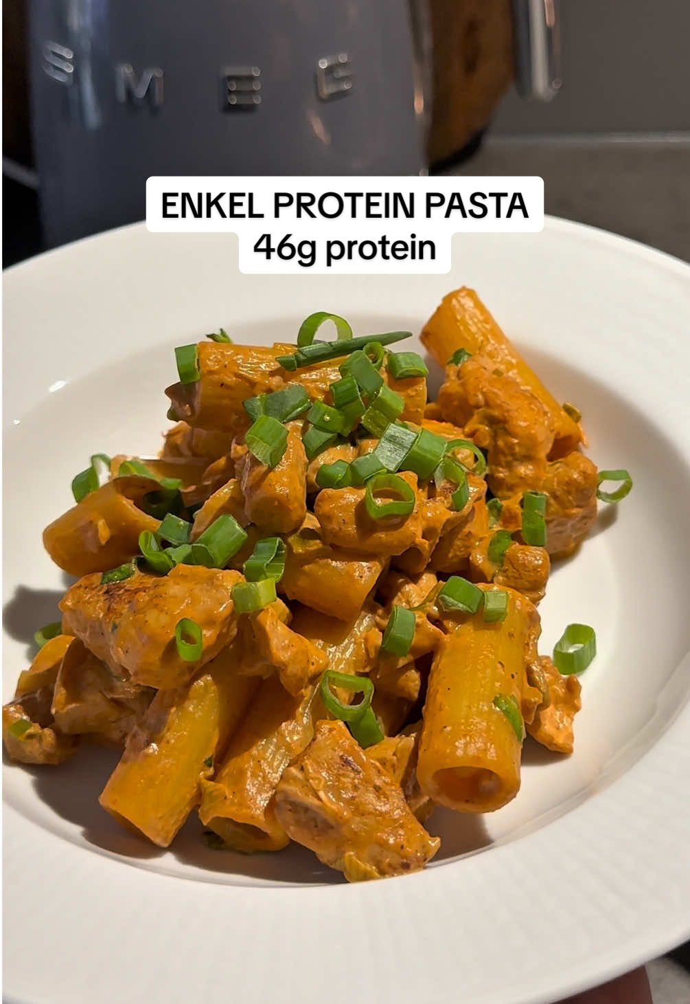 Krämig protein pasta 🧑‍🍳 46g protein & 460 kcal!  Vet du inte hur du ska äta för att tona kroppen & bygga rumpa?  Ansök  till min Online Coaching för en skräddarsydd kost- & träningsplan med goda recept som detta 🤩 RECEPT: (1 portion)  • 60g pasta  • 150g kyckling (rå)  • salladslök  • tomatpuré  • 0,5 DL matlagningsgrädde (13%)  • spenat  GÖR SÅHÄR:  1️⃣ Skär kycklingen i små bitar och krydda med salt, peppar, paprika & vitlök. Stek i lite olja!  2️⃣ Tillsätt tomatpuré, rör om & häll sedan i matlagningsgrädden! Låt såsen stå och puttra lite & smaka av med salt & peppar!🧑‍🍳 3️⃣ Koka pastan och häll ner i såsen! Häll i lite spenat och rör om! KLART ✨ SPARA & TESTA!!  #recept #proteinrecipe #pasta #träning #FitTok 